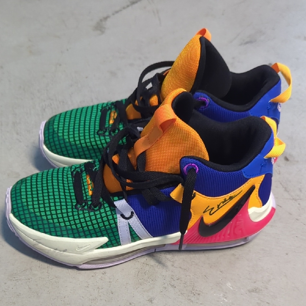 Nike Kids basketball shoes Multicolor Athletic Shoes (great condition)
